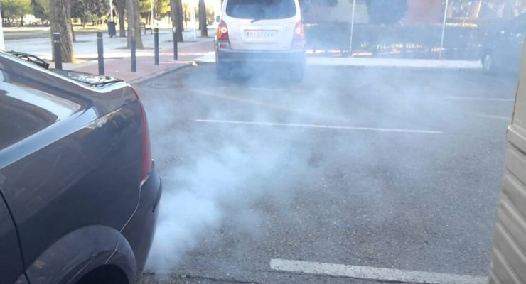 Cinco causas que provocan la salida de humo azul por el tubo de escape